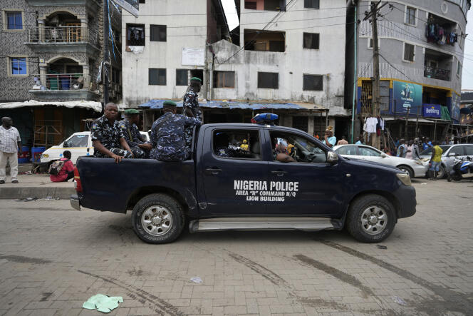 Fuerzas policiales patrullando en Lagos, Nigeria, el 18 de marzo de 2023.