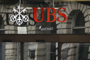 Les logos des banques helvétiques Credit Suisse et UBS à Zurich, le 19 mars 2023. (Michael Buholzer/Keystone via AP)
