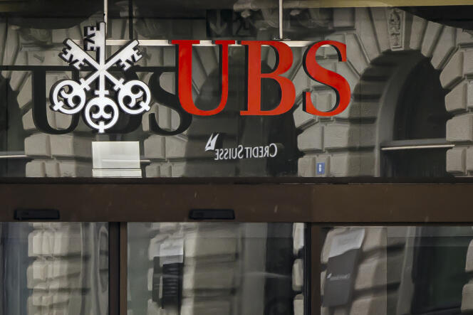 Les logos des banques helvétiques Credit Suisse et UBS à Zurich, le 19 mars 2023. (Michael Buholzer/Keystone via AP)