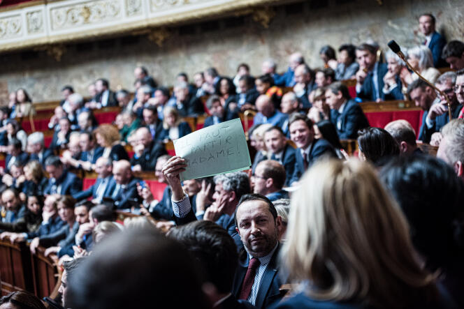 El diputado RN Sébastien Chenu blande una hoja en la que está escrito “¡Debemos irnos, señora!  “, en la Asamblea Nacional, 16 de marzo de 2023.