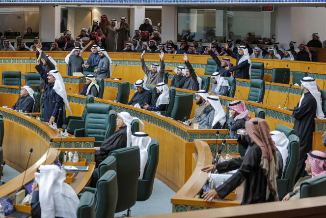 Miembros del parlamento kuwaití durante una sesión de la Asamblea Nacional en la ciudad de Kuwait el 10 de enero de 2023.