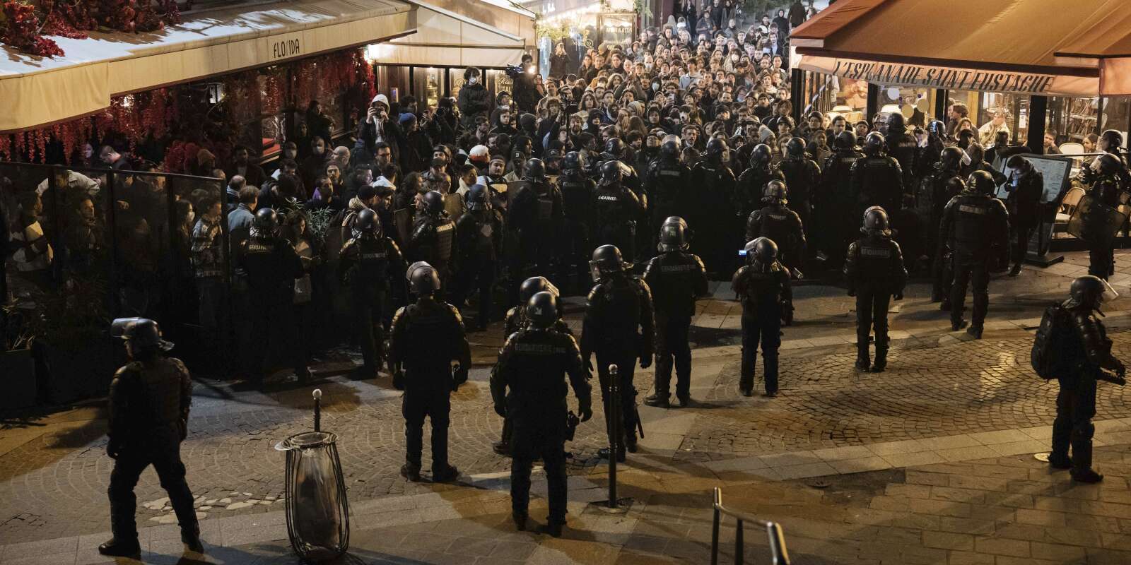 Des manifestants face aux policiers, dans le quartier des Halles, à Paris le 19 mars 2023.