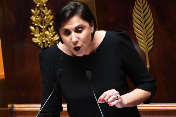 Laure Lavalette, députée du parti d’extrême droite Rassemblement national (RN), prononce un discours avant le vote de deux motions de censure à l’Assemblée nationale française, le 20 mars 2023.