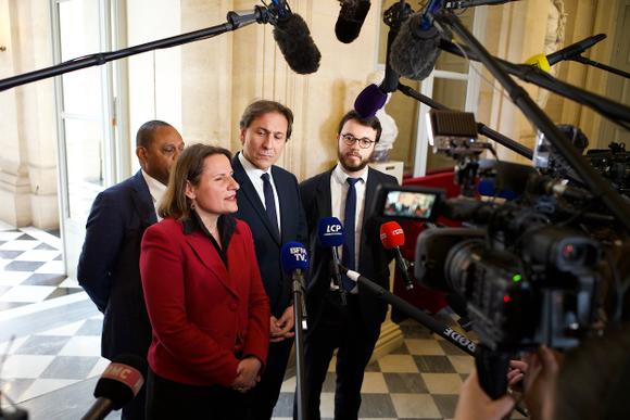 Valerie Rabault (PS), Jérôme Guedj (PS) et Arthur Delaporte (PS) parlent aux journalistes à l’Assemblée nationale , à Paris le 20 mars 2023.