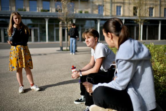 Chiara, 17 anni (al centro), è sollevata alla fine dell'esame di economia e scienze sociali specialistiche, pensa di aver superato bene l'esame ma teme l'esame in programma il giorno dopo.  Al Lycée Victor Louis di Tallinn.