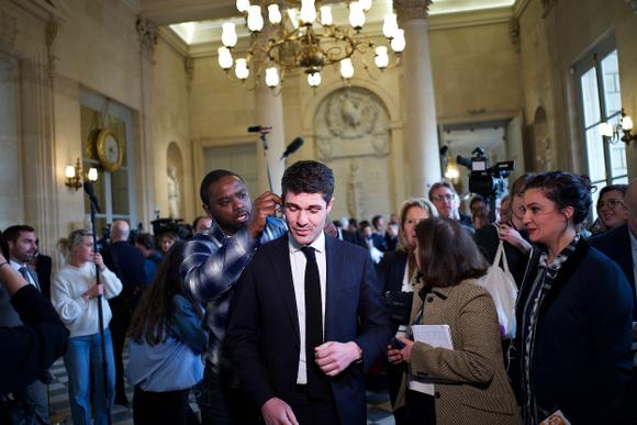 Aurelien Pradié (LR ) s’apprête à répondre à des journalistes de France 2, à l’Assemblée nationale, Paris le 20 mars 2023.