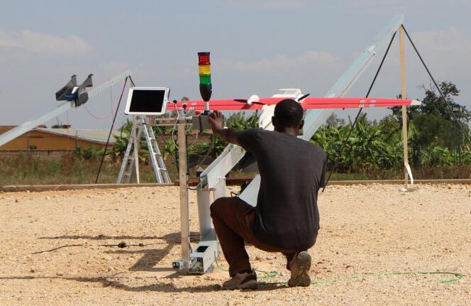 Préparation du premier vol d’un drone Zipline, le 12 octobre 2016 à Muhanga, à une cinquantaine de kilomètres de Kigali, capitale du Rwanda. 