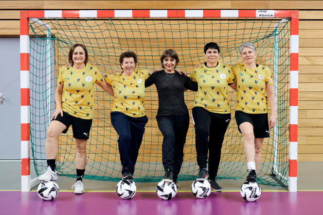 Entraînement des « mamies foot » avec leur coach, Patricia Vittorelli, au gymnase de Saint-Just-Chaleyssin (Isère), le 9 mars 2023.
