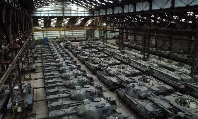 Tanques Leopard 1 de fabricación alemana y otros vehículos blindados, en un hangar en Tournais (Bélgica), el 31 de enero de 2023.