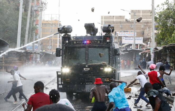 Des canons à eau visent des manifestants à Nairobi, le 20 mars 2023.