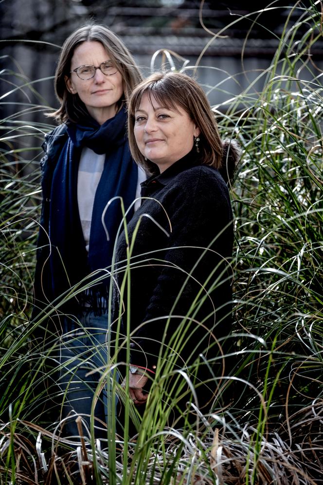 Justyna, bénévole au sein de l’association Jusqu’à la mort accompagner la vie et Catherine, psychologue en équipe mobile de soins palliatifs à Bourg-en-Bresse (Ain), lors d’un cursus pour le diplôme « Approfondissement en soins palliatifs », à Saint-Genis-Laval (Rhône), le 6 mars 2023.