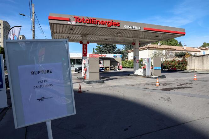 Una estación de servicio de Total Energies cerrada por escasez de combustible, 20 de marzo de 2023.