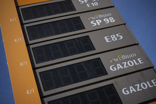 Un panneau indiquant le prix de l’essence dans une station-service en panne sèche, à Marseille, lundi 20 mars 2023. La mesure de plafonnement du litre d’essence et de diesel annoncée par TotalEnergies sera élargie à tous les carburants à partir de vendredi, a annoncé le groupe jeudi 6 avril.