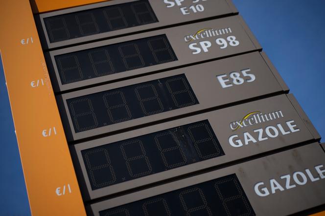 Un panneau indiquant le prix de l’essence dans une station-service en panne sèche, à Marseille, lundi 20 mars 2023. La mesure de plafonnement du litre d’essence et de diesel annoncée par TotalEnergies sera élargie à tous les carburants à partir de vendredi, a annoncé le groupe jeudi 6 avril.