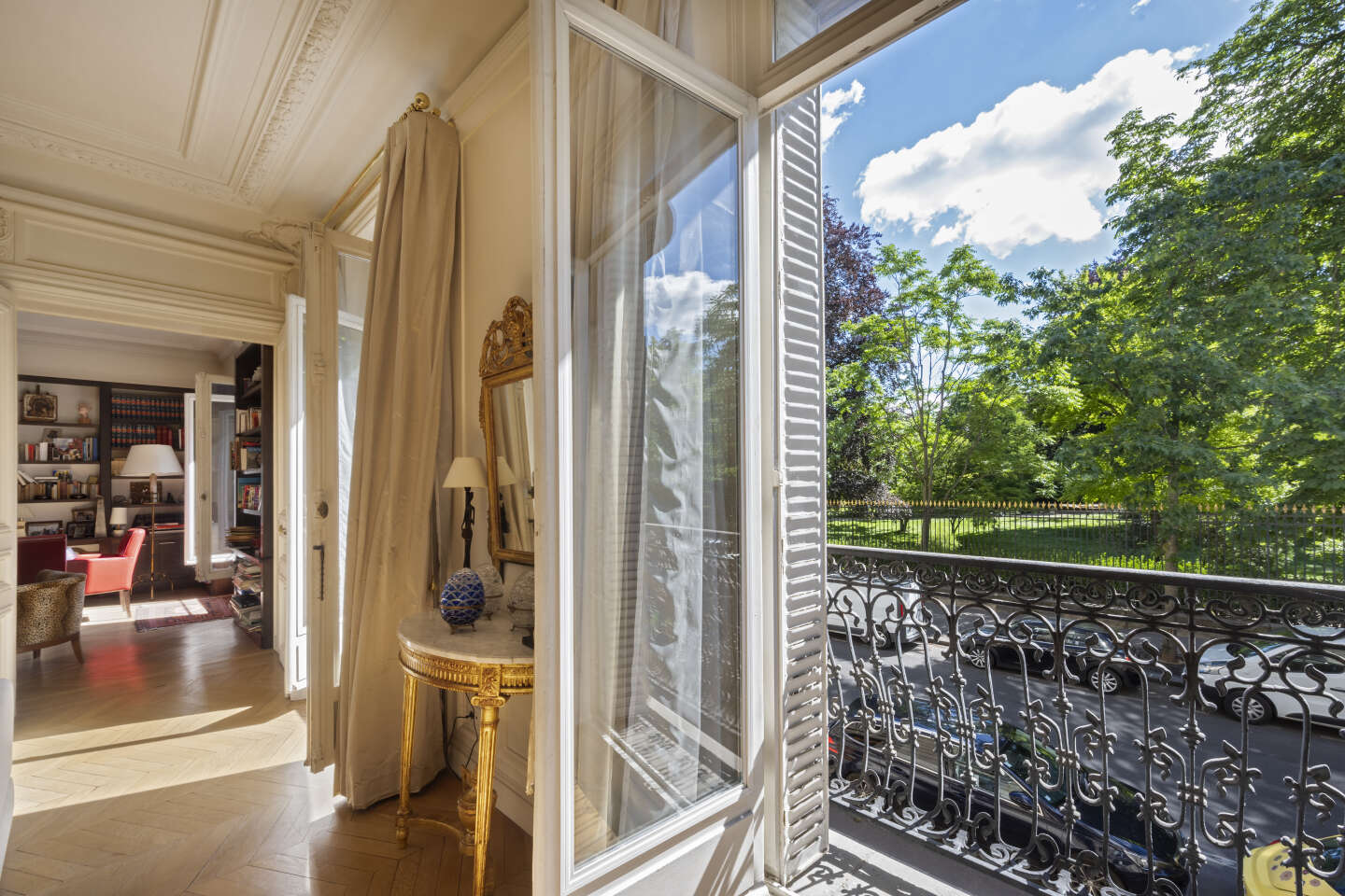Luxury real estate in Paris still does not know the crisis