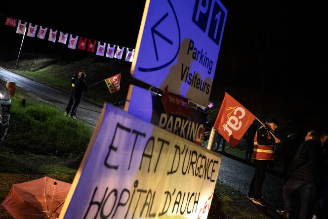 Des manifestants attendent l’arrivée du ministre de la santé, François Braun, au centre hospitalier d’Auch-Gascogne, à Auch, le 9 janvier 2023.