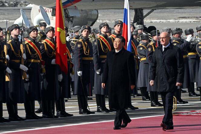 Xi Jinping, accompagné du vice-premier ministre russe Dmitry Chernyshenko, passe devant les gardes d’honneur lors d’une cérémonie d’accueil à l’aéroport Vnoukovo de Moscou, le 20 mars 2023.
