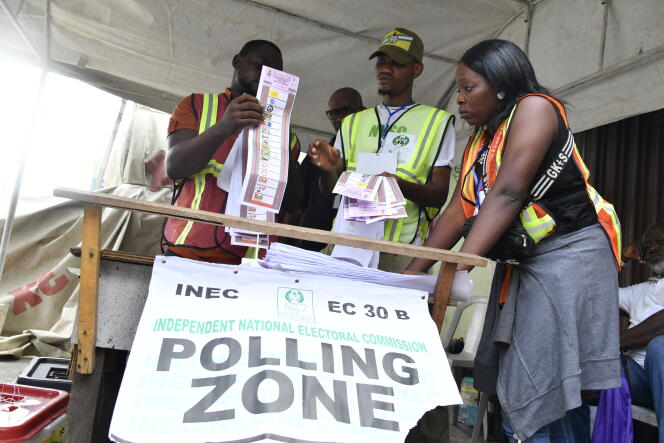 A Lagos, membres de la Commission nationale indépendante du Nigeria (INEC) mobilisés pour le décompte des voix lors de l'élection des gouverneurs des Etats, le 18 mars 2023.