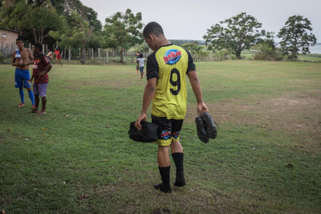 Velbi, le fils de Haroldo Betcel, qui était le meilleur joueur de football de la ville, porte le numéro 9, comme son père, lors d’un match entre l’équipe locale de Tiningu et un club de Santarém. A Tiningu, dans l’Etat du Para (Brésil), le 15 octobre 2022.