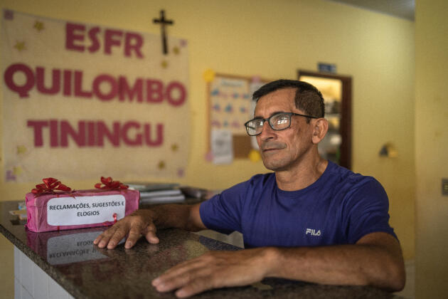Manuel Tenorio travaille depuis cinq ans dans le centre de santé de Tiningu. Il se souvient de la période du conflit qui a coûté la vie à Haroldo Betcel. A Tiningu, dans l’Etat du Para (Brésil), le 14 octobre 2022.