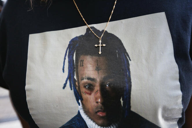 Portrait du rappeur XXXTentacion imprimé sur un tee-shirt porté par une fan, en juin 2018, peu après sa mort.