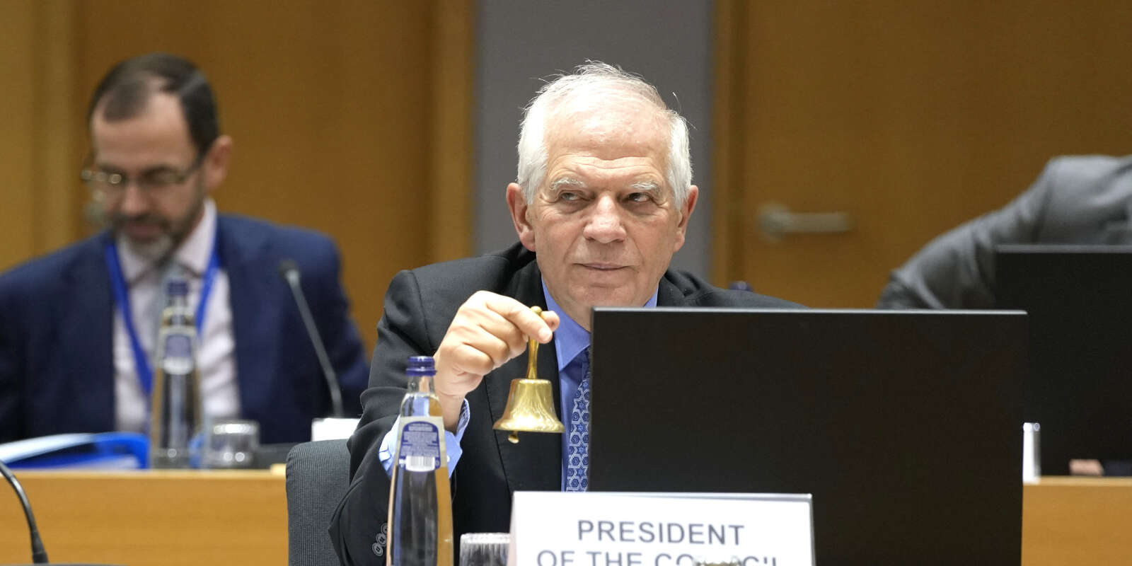 Le chef de la diplomatie européenne Josep Borrell sonne la cloche pour signifier le début de la réunion des ministres des affaires étrangères européens, au Conseil de l’Union européenne à Bruxelles, le 20 mars 2023. 
