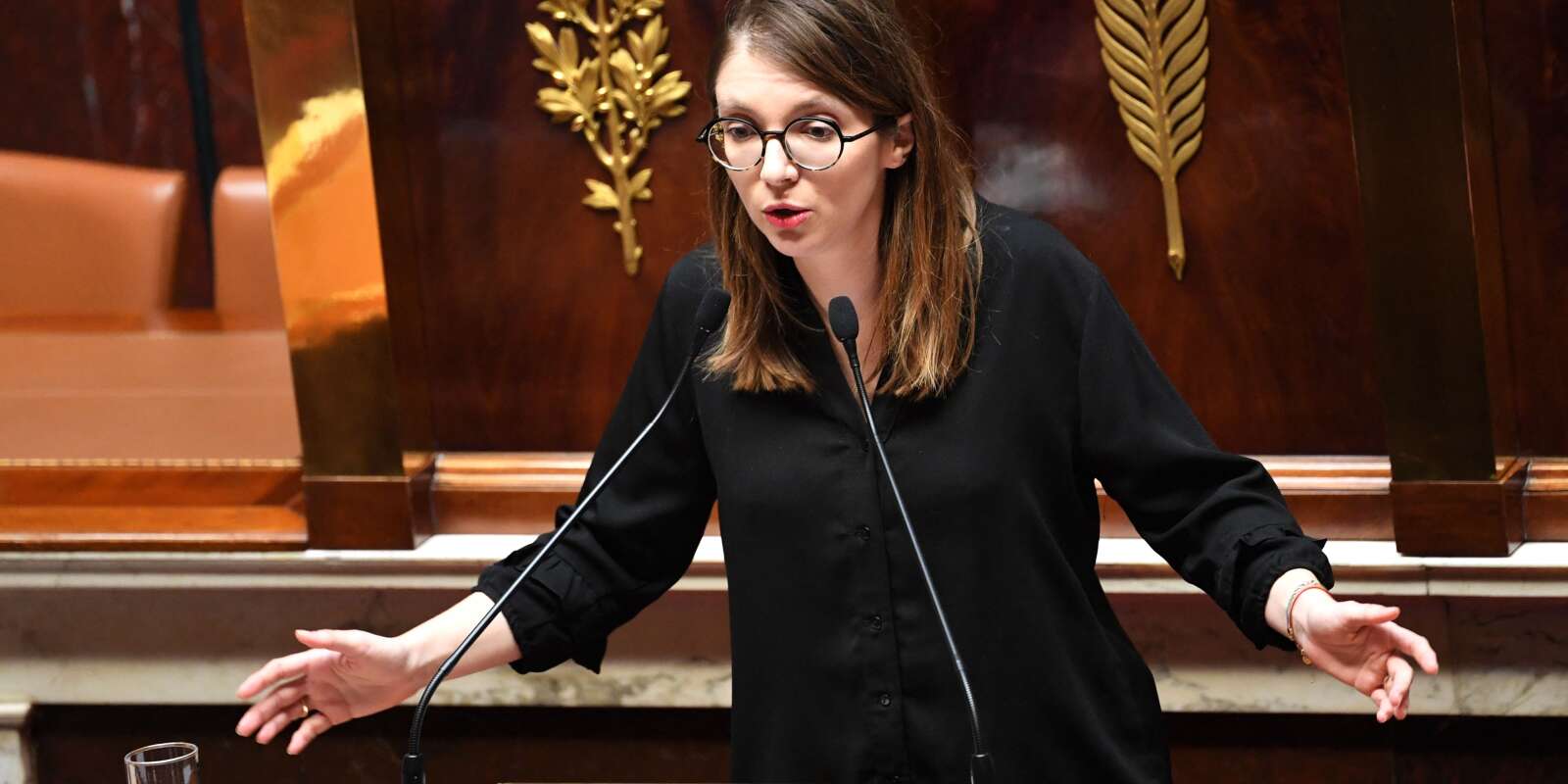 La présidente du groupe parlementaire « Renaissance » à l’Assemblée nationale, Aurore Berge, prononce un discours avant le vote de deux motions de censure à l’Assemblée nationale française, le 20 mars 2023. 