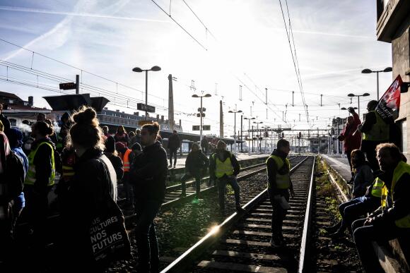Blocage des rails à la gare de Lyon-Perrache, le 21 mars 2023, quelques jours après que le gouvernement a fait passer la réforme des retraites au Parlement sans vote, en utilisant l’article 49.3 de la Constitution.