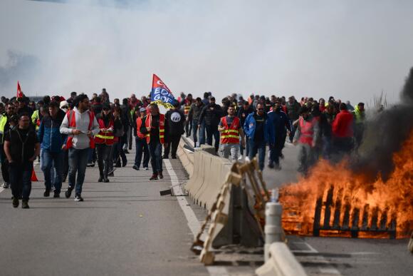 Des travailleurs du pétrole se rassemblent devant la raffinerie, au dépôt de Fos-sur-Mer, en signe de protestation après que le gouvernement a annoncé la première réquisition de travailleurs du pétrole depuis le début des grèves contre la réforme des retraites, le 21 mars 2023.