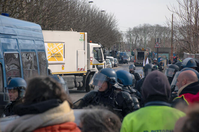 Intervention de CRS au dépôt de l’entreprise Pizzorno, à Vitry-sur-Seine, bloquée par des grévistes, le 16 mars.