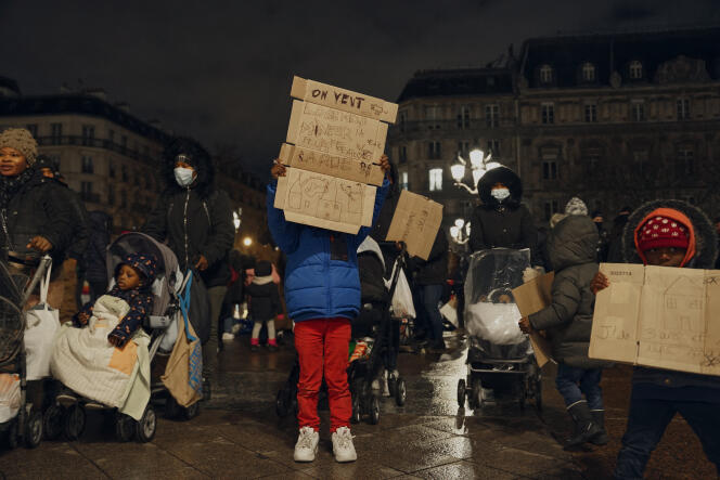 Families and unaccompanied minors on the street demonstrate their right to accommodation, in Paris, on January 24, 2023.