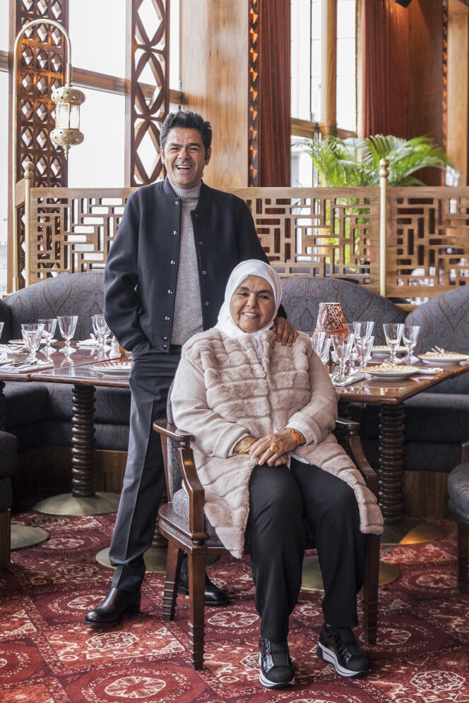 Jamel Debbouze et sa mère à l’ouverture du restaurant Dar Mima, le 3 février 2023.