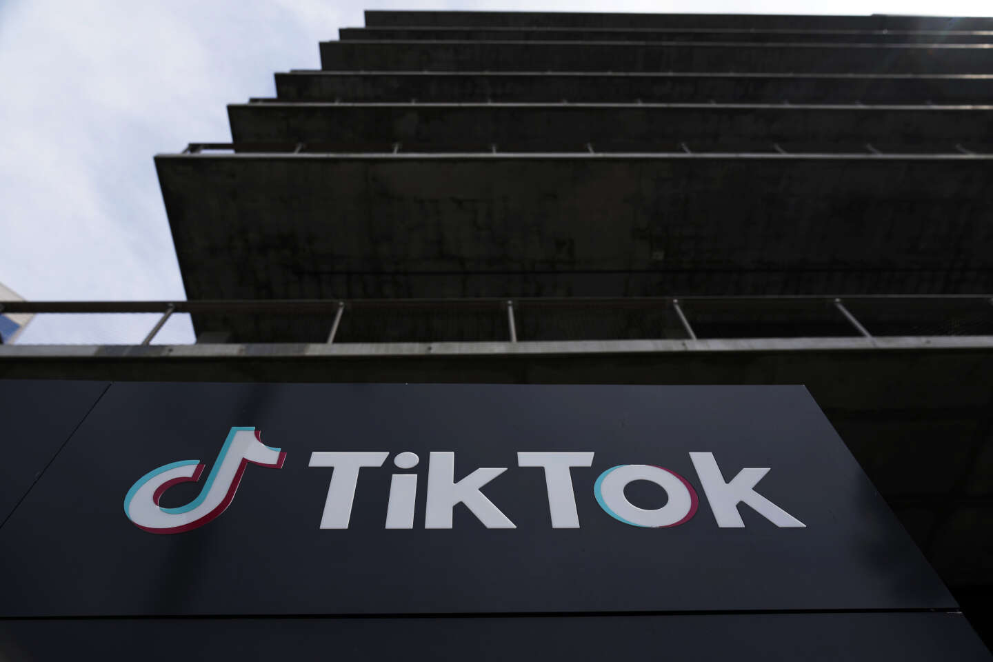 De BBC moedigt werknemers aan om TikTok van werktelefoons te verwijderen