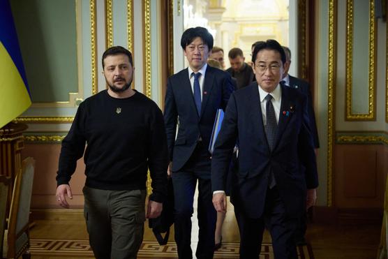 El presidente ucraniano Volodymyr Zelensky (izquierda) y el primer ministro japonés Fumio Kishida (derecha) en el Palacio Mariinsky en Kiev el 21 de marzo de 2023.