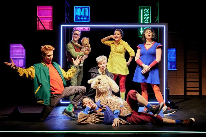 From left to right: Craig (François Chary), Norman Normal (Julien Cigana), with the Baby puppet, Antonin Dufeutrelle with the dog puppet, Norma Normal (Delphine Lamand), Dorothy Normal (Pauline Vaubaillon) and Jimmy Normal (Pierre Lefebvre -Adrien, on the ground), on February 22, 2023, at the Théâtre de la Coupe d'or, in Rochefort (Charente-Maritime).