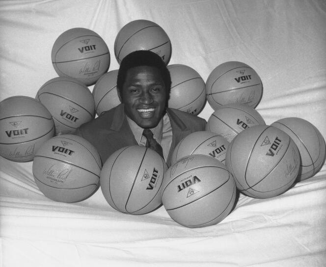 Willis Reed, entonces jugador de baloncesto de los New York Knicks, recibe su trofeo de mejor jugador de la NBA el 14 de mayo de 1970, en Nueva York (Estados Unidos). 