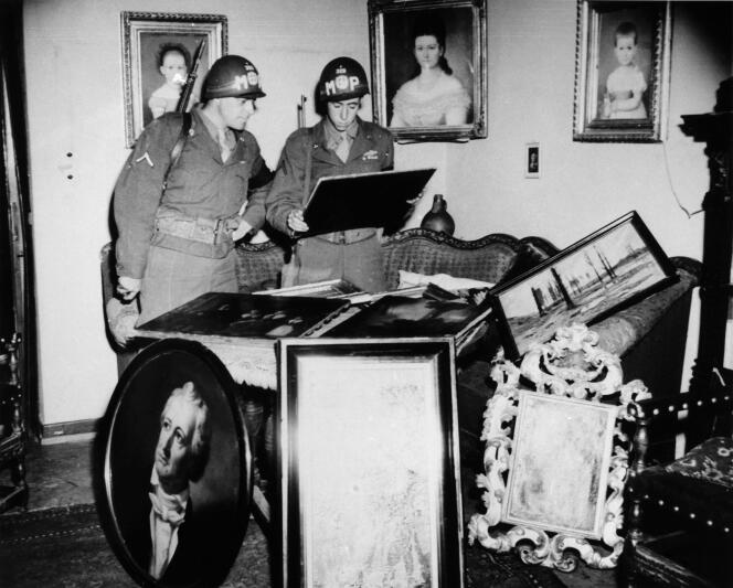 Matt Carlson et Sy Herold, de la police militaire américaine, regardent un tableau d’Anthoine Van Dyke, qui avait appartenu à Lady Nancy Astor et a été récupéré avec d’autres œuvres d’art au domicile du dirigeant nazi Rudolph Reppert, à Rematen (Allemagne), en juillet 1945.