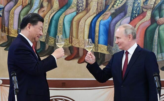 Le président chinois, Xi Jinping, et son homologue russe, Vladimir Poutine, au Kremlin, le 21 mars 2023.  