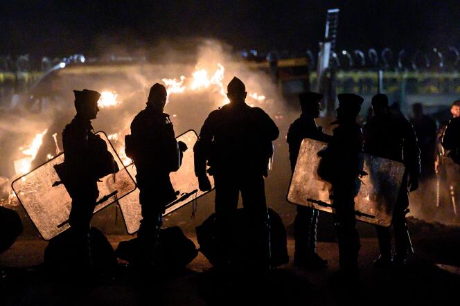 Les forces de l’ordre délogent les grévistes du terminal pétrolier de Donges (Loire-Atlantique), dans la nuit du lundi 20 au mardi 21 mars 2023.