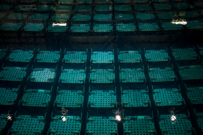 Une piscine d’entreposage temporaire de combustible nucléaire usagé à l’usine de retraitement d’Orano à La Hague (Manche), le 14 décembre 2022.
