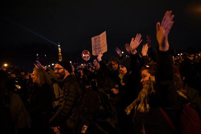 Des manifestants dans les rues de Paris après l’échec des motions de censure à l’Assemblée nationale, le 20 mars 2023. 