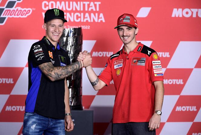 Compitiendo por el título mundial de MotoGP, el francés Fabio Quartararo y el italiano Francesco Bagnaia se felicitan antes de disputar el Gran Premio en Valencia, España, el 3 de noviembre de 2022.