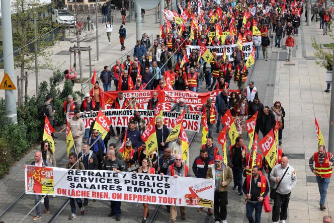 Des manifestants contre la réforme des retraites bloquent le tramway à Montpellier, mardi 21 mars 2023.