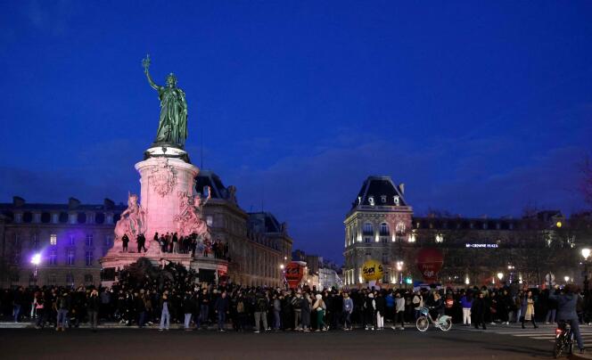 Manifestación contra la reforma de las pensiones y el uso del 49,3, el 21 de marzo, en la Place de la République de París.