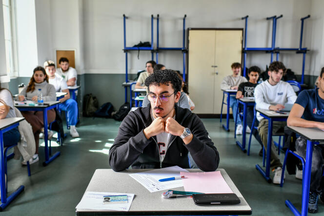 Students wait, before the distribution of their exam subjects, on the first day of the baccalaureate specialty tests, at the Lycée Victor-Louis, in Talence (Gironde), on March 20, 2023.