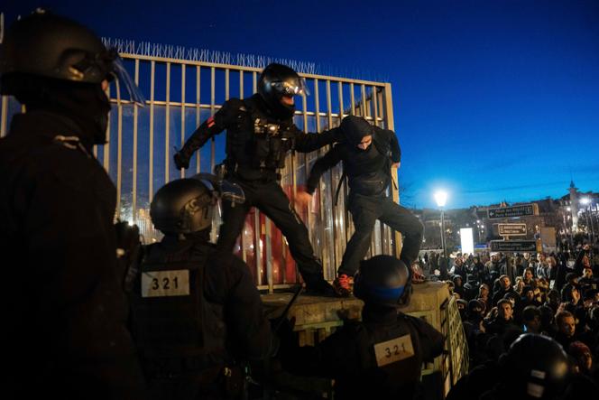 Un oficial de policía arresta a un manifestante en París, el 19 de marzo de 2023.