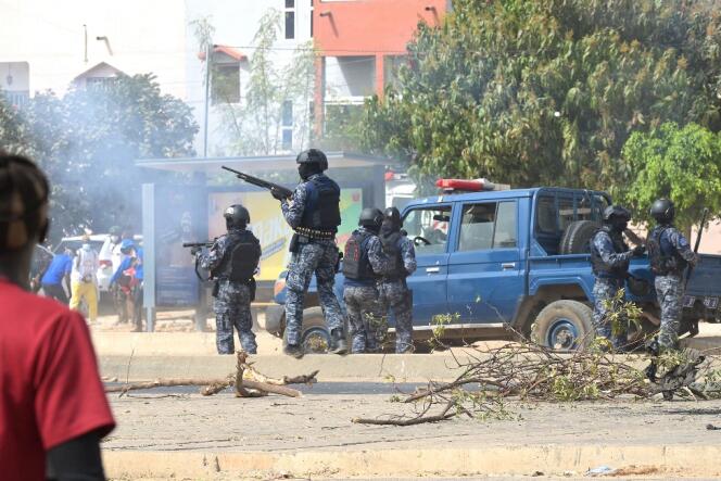 La policía hace retroceder a los manifestantes durante una manifestación en Dakar el 16 de marzo de 2023.