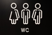 Pictogrammes de genre pour femme, homme et intersexe dans les toilettes d’une bibliothèque d’Oslo (2022).