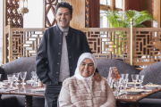 Jamel Debbouze et sa mère à l’ouverture du restaurant Dar Mima, le 3 février 2023.