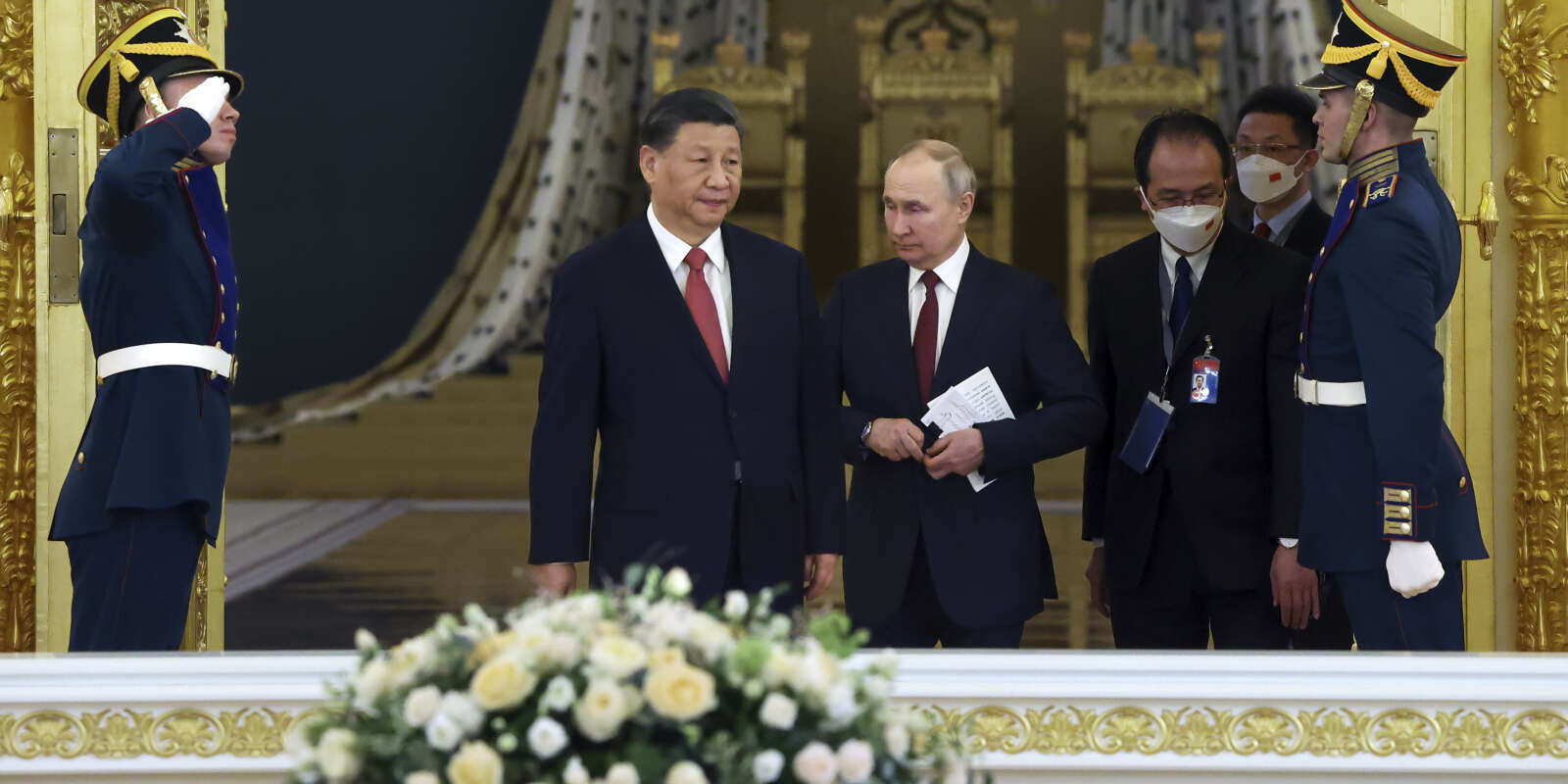 Le président russe Vladimir Poutine et le président chinois Xi Jinping entrent dans une salle pour leur entretien au palais du Grand Kremlin, à Moscou, Russie, mardi 21 mars 2023. 